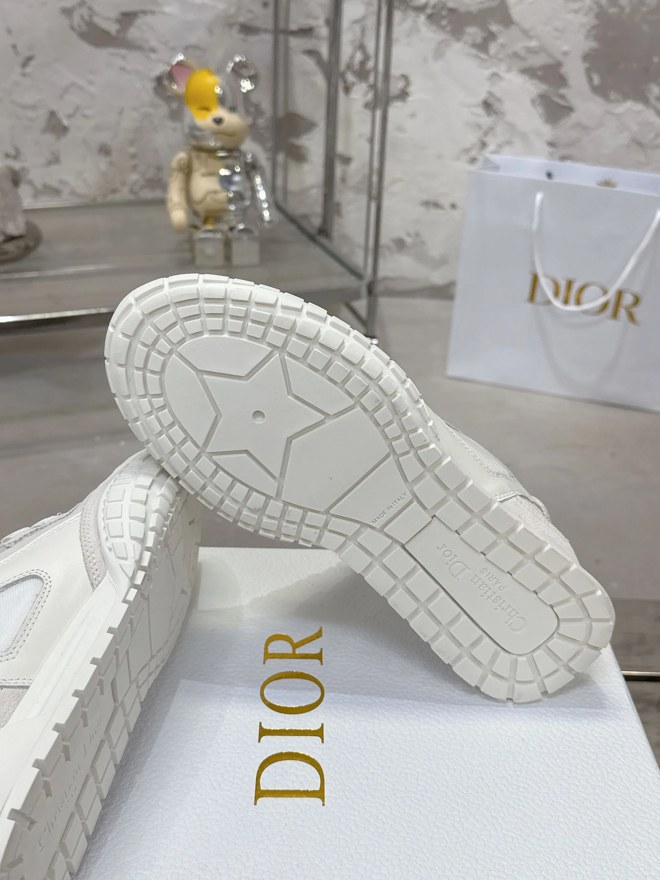 Factory price 640💰 Top version! ! ! Dior Tech sneakers Dior Tech is newly launched, with exquisite color matching and autumn and winter atmosphere. This Dior Tech sneaker is a new product in the 2026 early spring ready-to-wear series. It is equipped with fashionable details and highlights the retro aesthetics. Made of calfskin and suede calfskin upper with transparent mesh side panels and ChristianDior Paris signature on the heel and tongue. A textured, tonal Dior signature sole adds couture style. Upper material: Textile, cowhide split leather, cowhide leather with Christian Dior Paris logo on the heel and tongue Textured Dior logo rubber sole embellished with Christian Dior's lucky star symbol! Size 35-46 (40 for women, 41 for men, 38.45.46, custom made and non-refundable)
